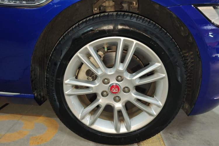 Used Jaguar XEL 2018 2.0T 200 PS Luxury Edition Right Front Wheel Hub