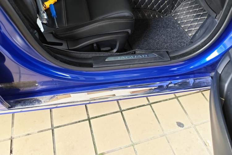 Used Jaguar XEL 2018 2.0T 200 PS Premium Edition Right Side Sill