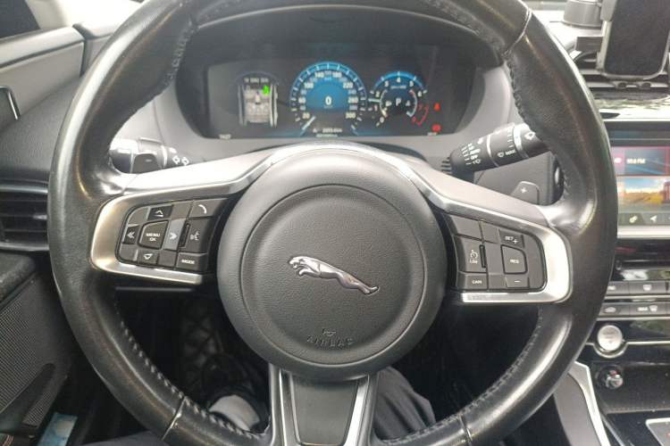 Used Jaguar XEL 2018 2.0T 200 PS Premium Edition Steering Wheel