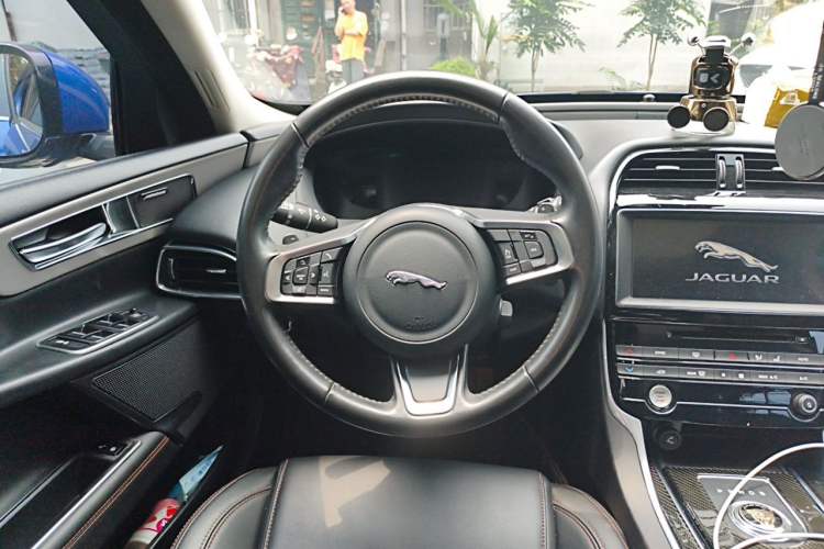 Used Jaguar XEL 2018 2.0T 200 PS Premium Edition Steering Wheel
