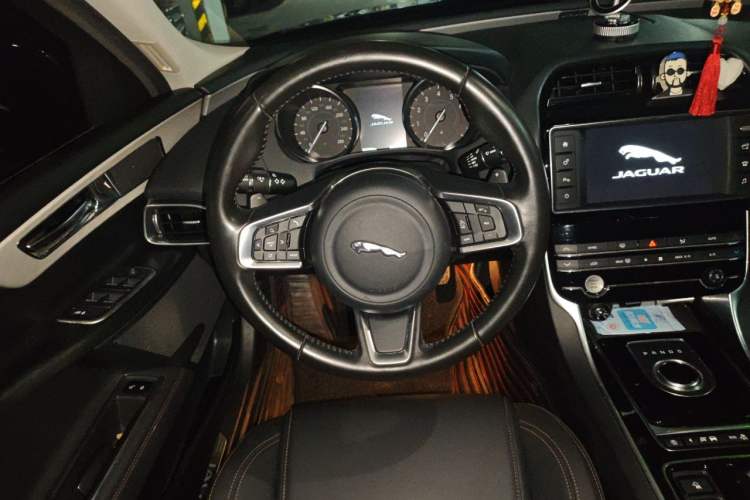Used Jaguar XEL 2018 2.0T 200 PS Luxury Edition Steering Wheel