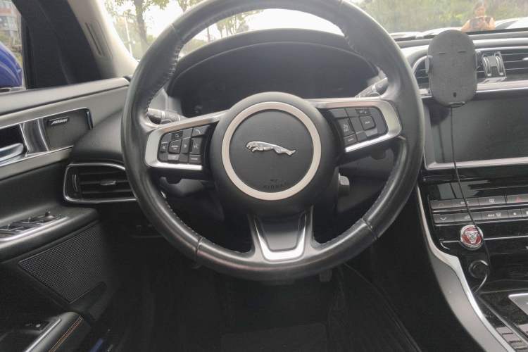 Used Jaguar XEL 2018 2.0T 200 PS Premium Edition Steering Wheel