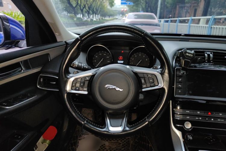 Used Jaguar XEL 2018 2.0T 200 PS LOVE Devotion Edition Steering Wheel
