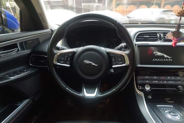 Used Jaguar XEL 2018 2.0T 200 PS First-Edition Limited Edition Steering Wheel
