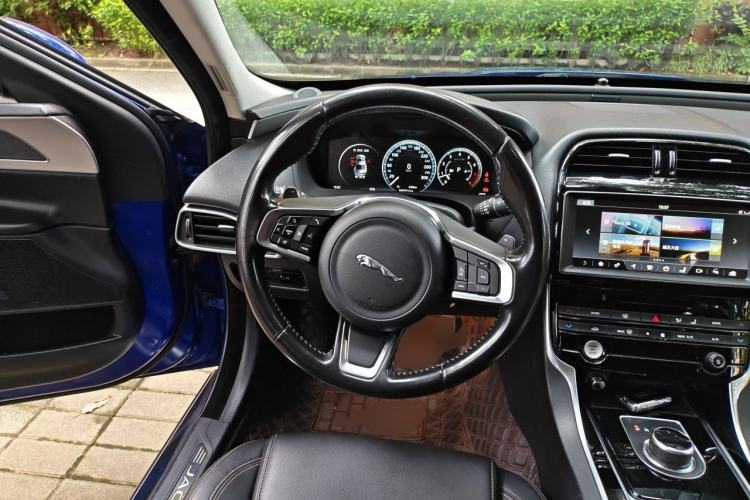 Used Jaguar XEL 2018 2.0T 250 PS Premium Edition Steering Wheel