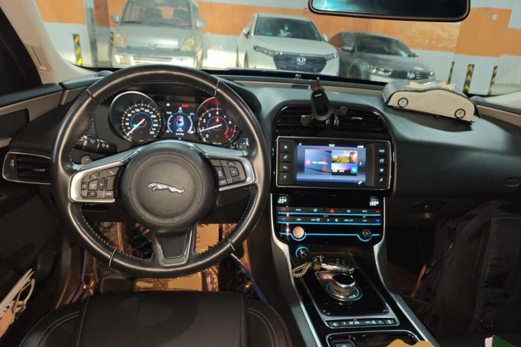 Used Jaguar XEL 2018 2.0T 200 PS Luxury Edition Steering Wheel