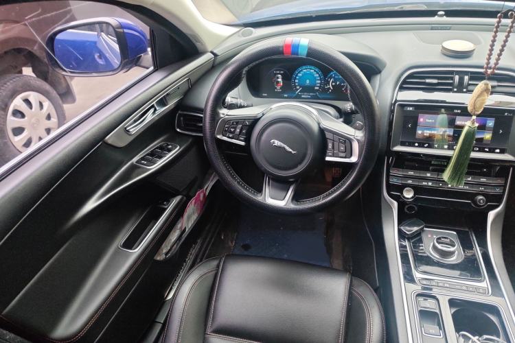 Used Jaguar XEL 2018 2.0T 200 PS First-Edition Limited Edition Steering Wheel