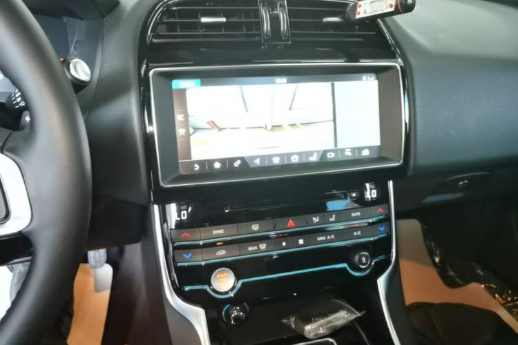 Used Jaguar XEL 2018 2.0T 200 PS Premium Edition Audio And AC Panel