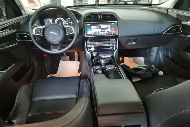 Used Jaguar XEL 2018 2.0T 200 PS Premium Edition Center Console