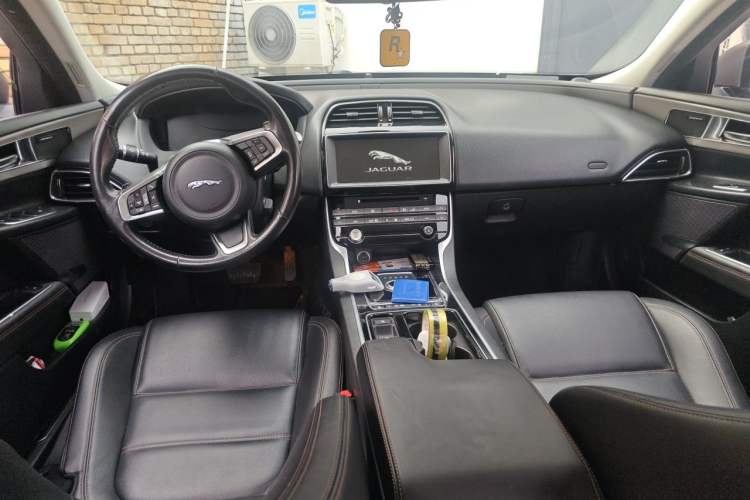 Used Jaguar XEL 2018 2.0T 200 PS First-Edition Limited Edition Center Console