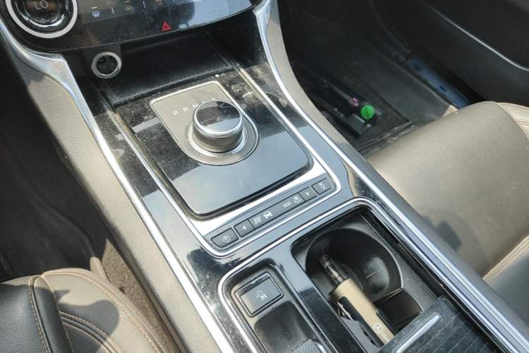 Used Jaguar XEL 2018 2.0T 200 PS Luxury Edition Gear Lever