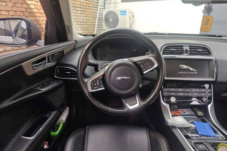 Used Jaguar XEL 2018 2.0T 200 PS First-Edition Limited Edition Steering Wheel