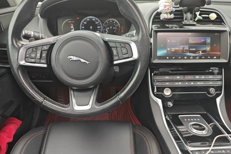 Used Jaguar XEL 2018 2.0T 250 PS Premium Edition Center Console