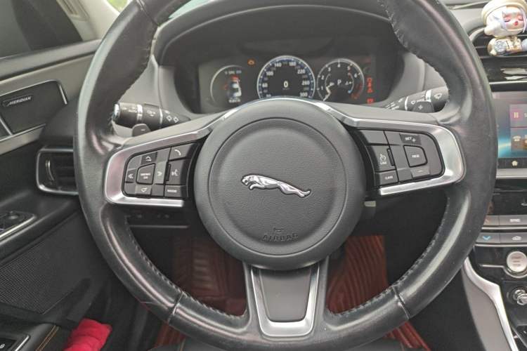 Used Jaguar XEL 2018 2.0T 250 PS Premium Edition Steering Wheel