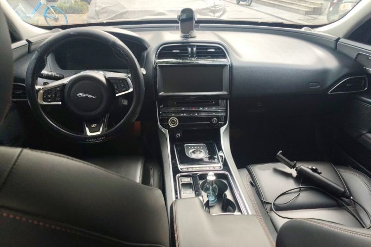 Used Jaguar XEL 2018 2.0T 200 PS Premium Edition Center Console