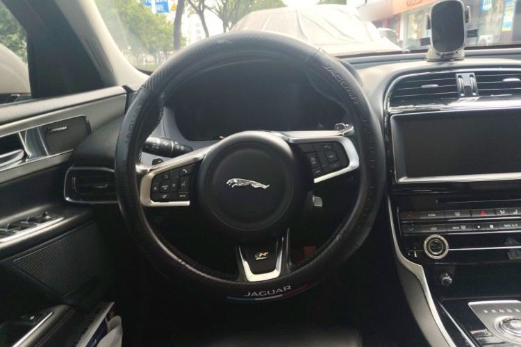 Used Jaguar XEL 2018 2.0T 200 PS Premium Edition Steering Wheel