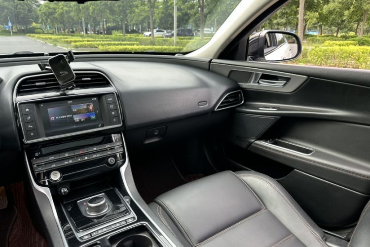 Used Jaguar XEL 2018 2.0T 200 PS Luxury Edition Audio And AC Panel