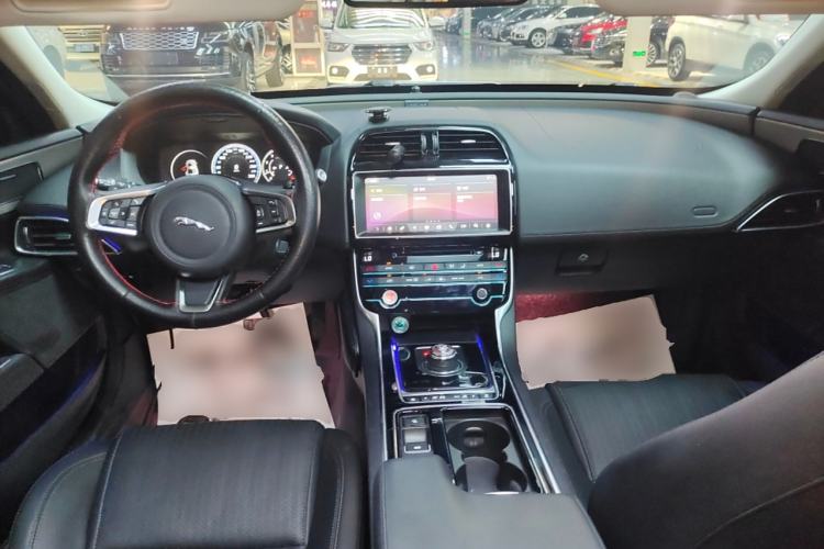 Used Jaguar XEL 2018 2.0T 250 PS Luxury Edition Center Console
