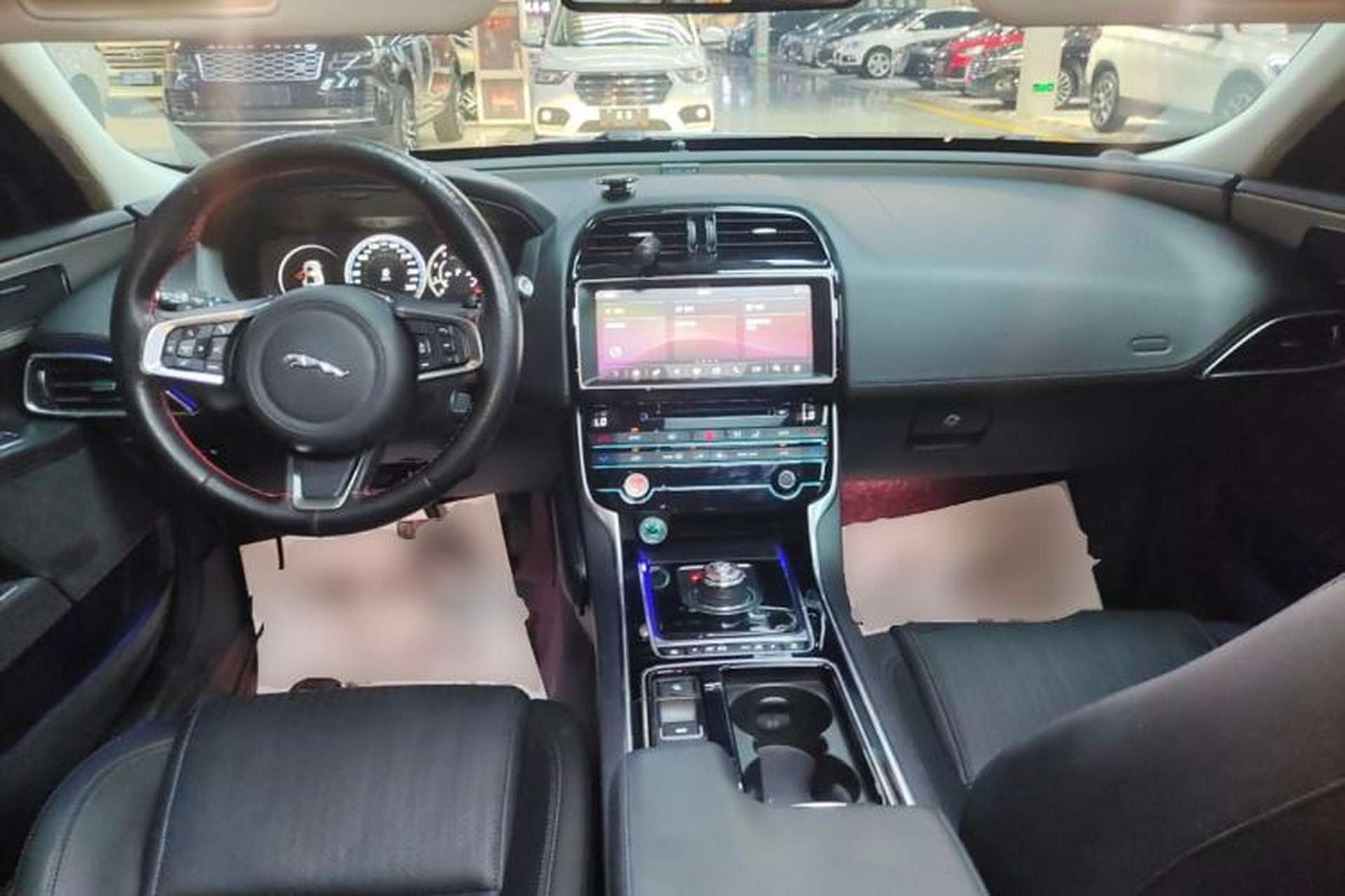 Used Jaguar XEL 2018 2.0T 250 PS Luxury Edition Center Console