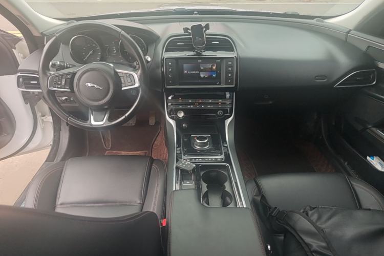 Used Jaguar XEL 2018 2.0T 200 PS Luxury Edition Center Console