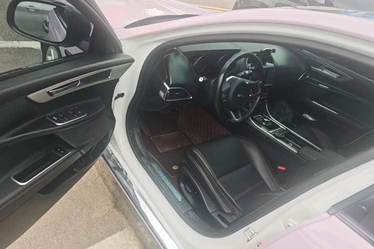 Used Jaguar XEL 2018 2.0T 200 PS Luxury Edition Driver Seat