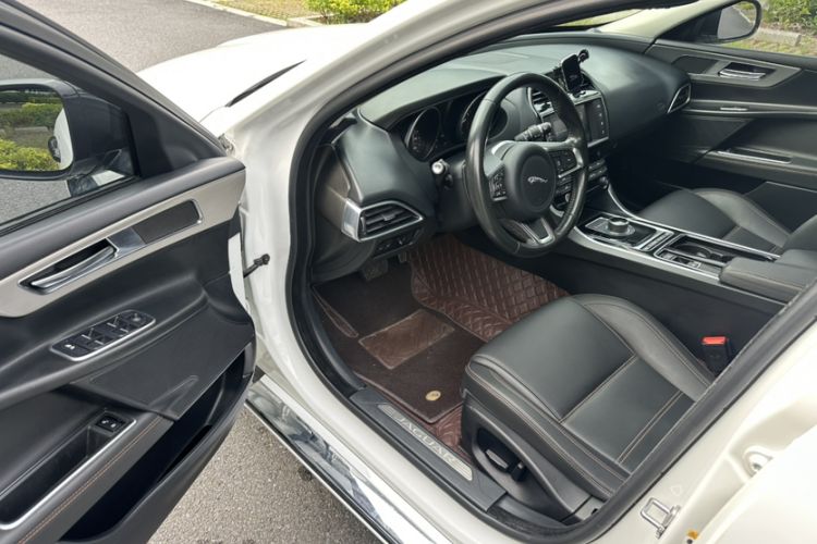 Used Jaguar XEL 2018 2.0T 200 PS Luxury Edition Interior 4