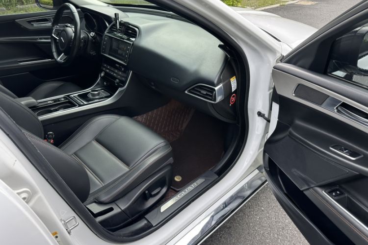 Used Jaguar XEL 2018 2.0T 200 PS Luxury Edition Interior 5
