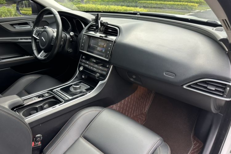 Used Jaguar XEL 2018 2.0T 200 PS Luxury Edition Interior 6