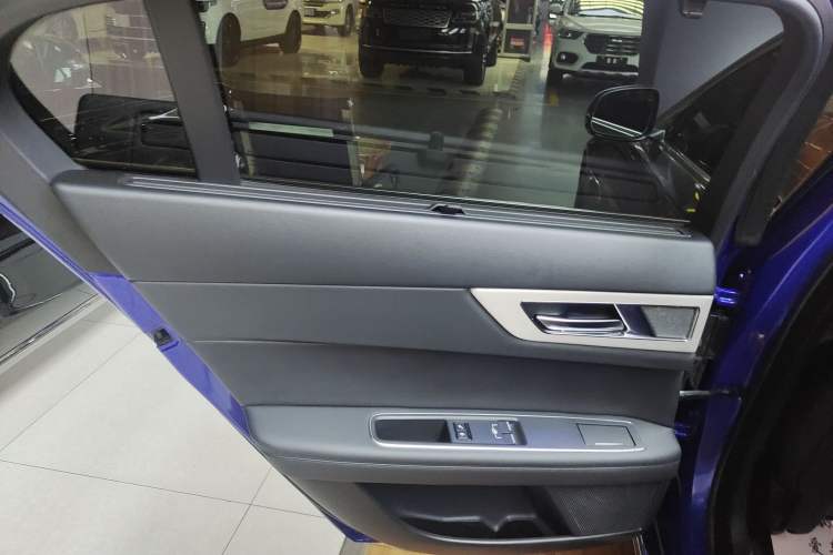 Used Jaguar XEL 2018 2.0T 250 PS Luxury Edition Left Rear Door Interior
