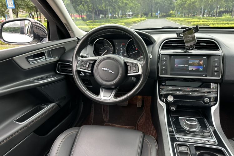 Used Jaguar XEL 2018 2.0T 200 PS Luxury Edition Steering Wheel