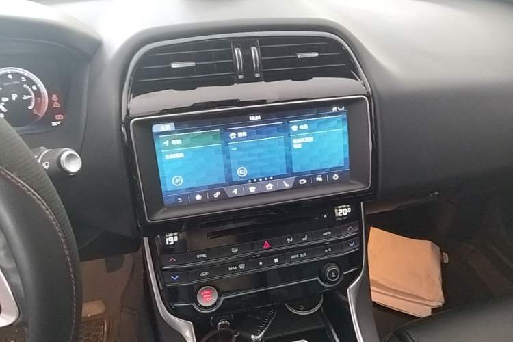 Used Jaguar XEL 2018 2.0T 200 PS Premium Edition Audio And AC Panel