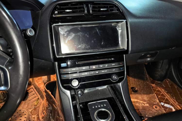 Used Jaguar XEL 2018 2.0T 200 PS Premium Edition Audio And AC Panel