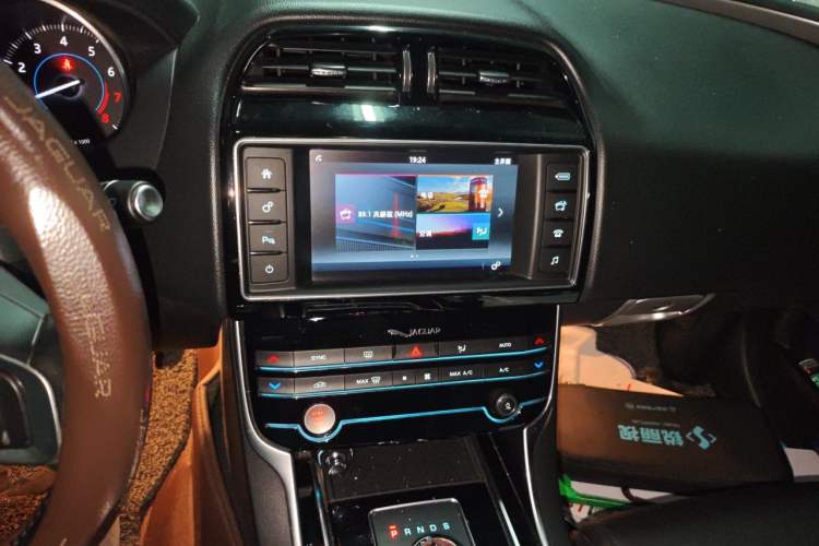 Used Jaguar XEL 2018 2.0T 200 PS Luxury Edition Audio And AC Panel