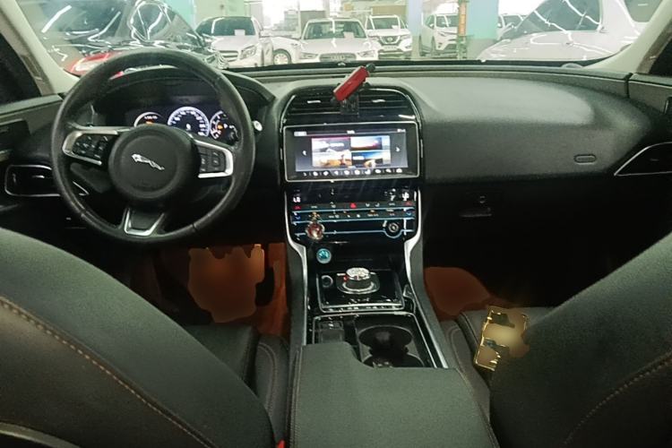 Used Jaguar XEL 2018 2.0T 200 PS Premium Edition Center Console