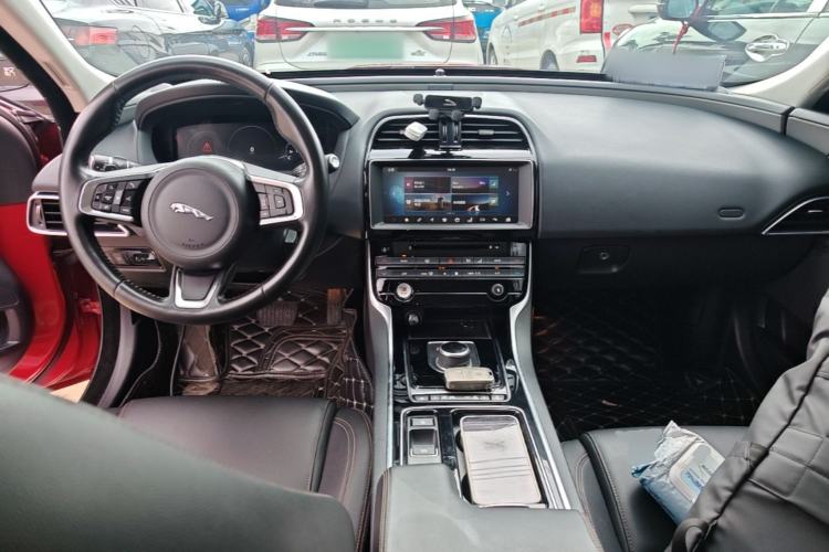 Used Jaguar XEL 2018 2.0T 200 PS Premium Edition Center Console