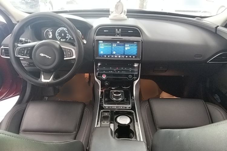 Used Jaguar XEL 2018 2.0T 200 PS Premium Edition Center Console
