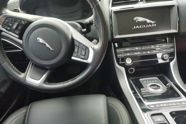 Used Jaguar XEL 2018 2.0T 200 PS Premium Edition Center Console