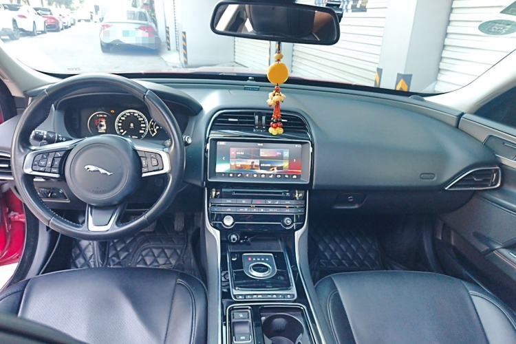 Used Jaguar XEL 2018 2.0T 200 PS Premium Edition Center Console