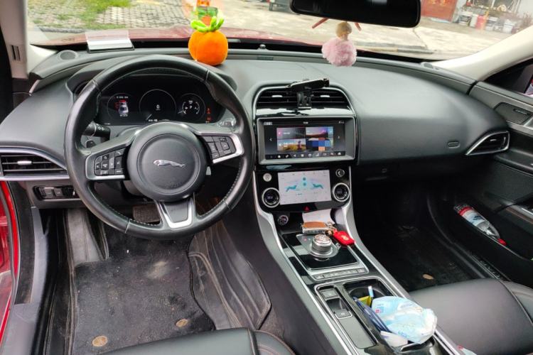 Used Jaguar XEL 2018 2.0T 200 PS Premium Edition Center Console