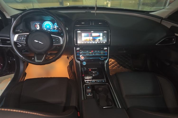 Used Jaguar XEL 2018 2.0T 200 PS Premium Edition Center Console