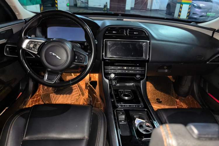 Used Jaguar XEL 2018 2.0T 200 PS Premium Edition Center Console