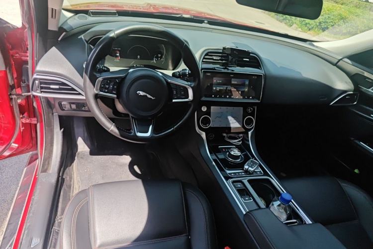 Used Jaguar XEL 2018 2.0T 200 PS Premium Edition Center Console
