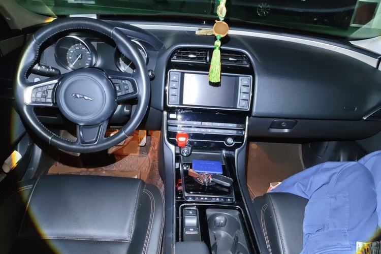 Used Jaguar XEL 2018 2.0T 200 PS Luxury Edition Center Console