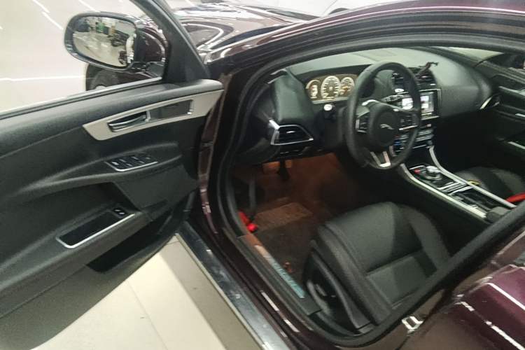 Used Jaguar XEL 2018 2.0T 200 PS Premium Edition Driver Seat