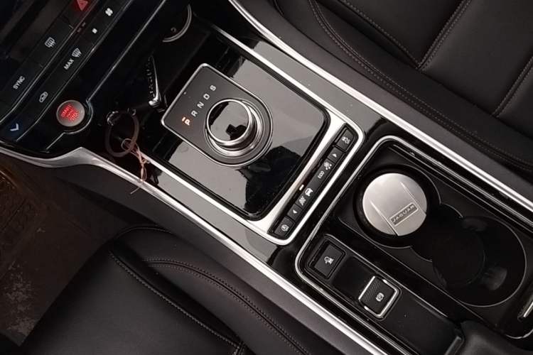 Used Jaguar XEL 2018 2.0T 200 PS Premium Edition Gear Lever