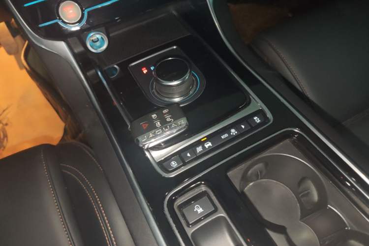 Used Jaguar XEL 2018 2.0T 200 PS Premium Edition Gear Lever