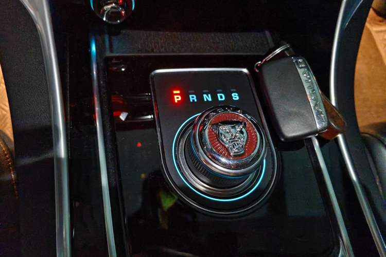 Used Jaguar XEL 2018 2.0T 200 PS Luxury Edition Gear Lever