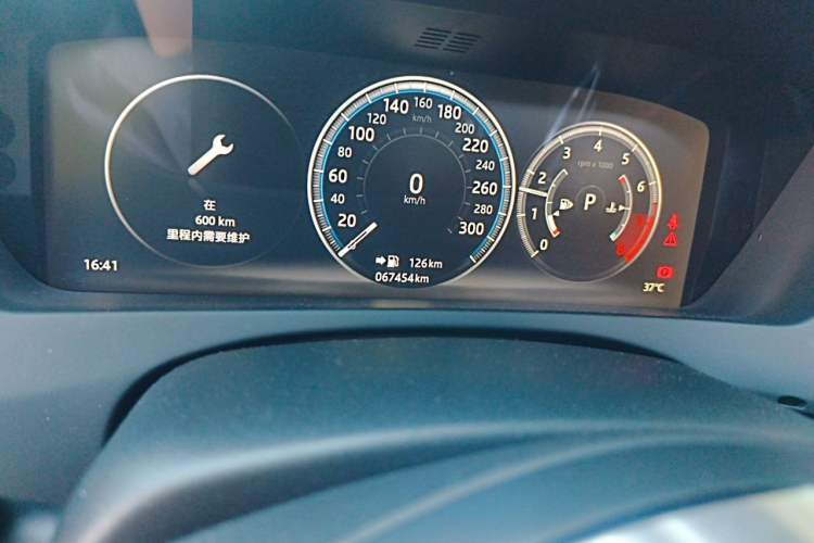Used Jaguar XEL 2018 2.0T 200 PS Premium Edition Odometer Close Up