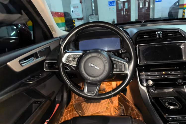 Used Jaguar XEL 2018 2.0T 200 PS Premium Edition Steering Wheel