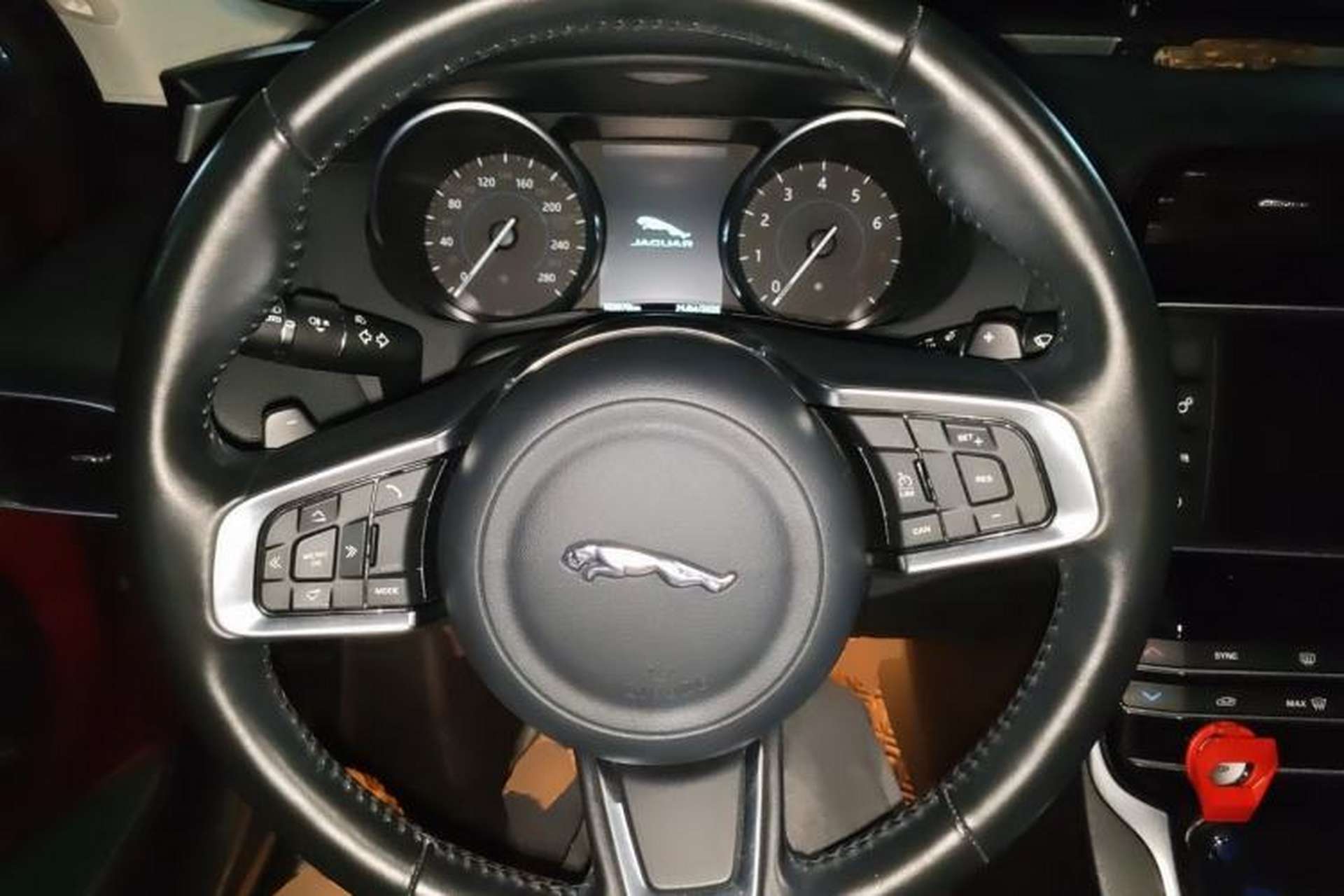 Used Jaguar XEL 2018 2.0T 200 PS Luxury Edition Steering Wheel